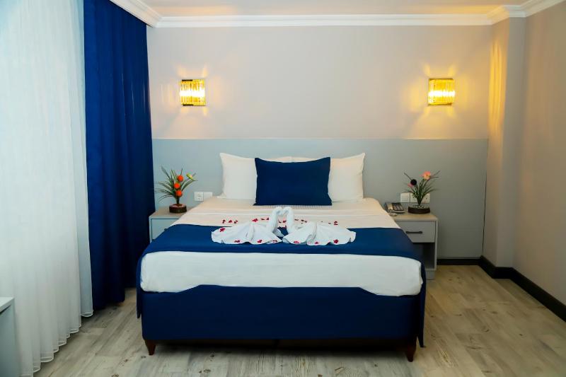 Deluxe Double or Twin Room with Balcony image 1