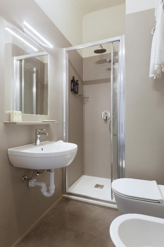 Double Room image 4