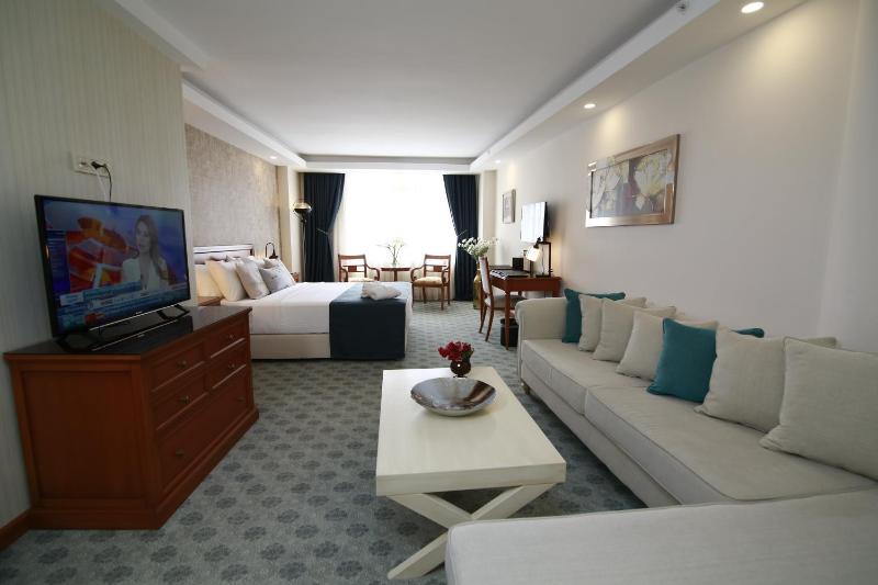 Queen Room image 4