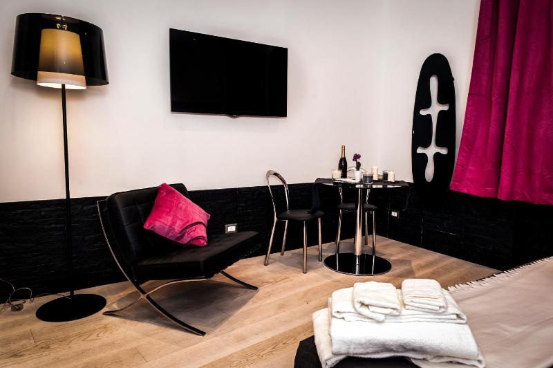 Two Chic Guesthouse - image 11