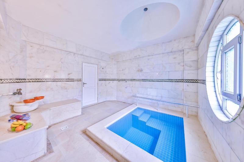 One-Bedroom Villa with Private Thermal Pool image 1