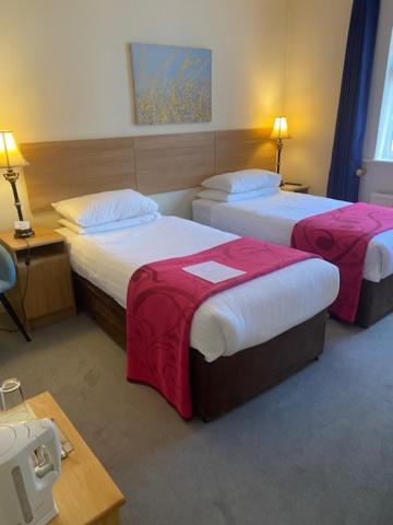 Twin Room image 2