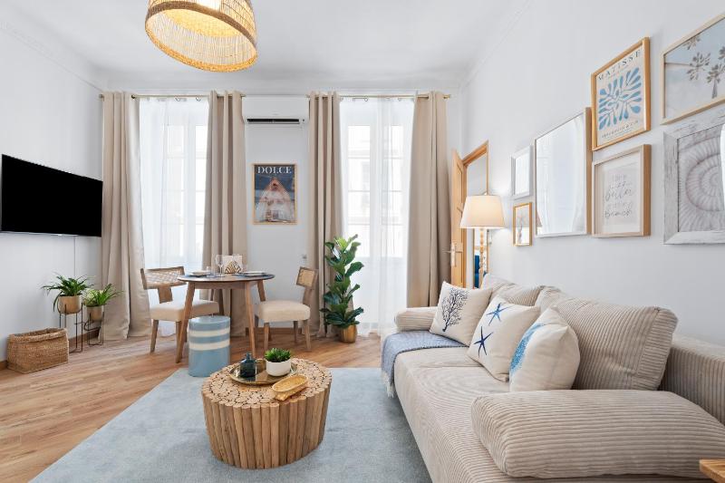 Nice Renting - 5bFRANCE - Luxurious Apartment Place Massena Promenade des Anglais - image 11