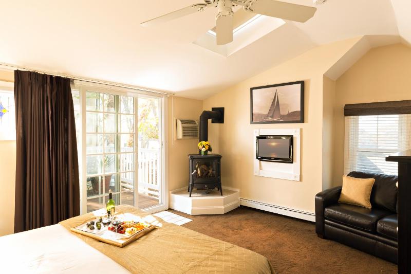 Deluxe King Room image 2