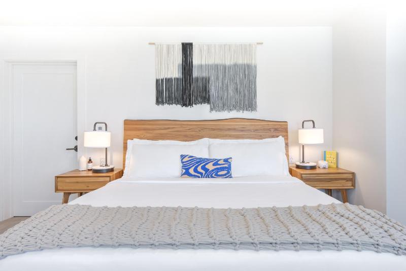 Standard King Room image 3