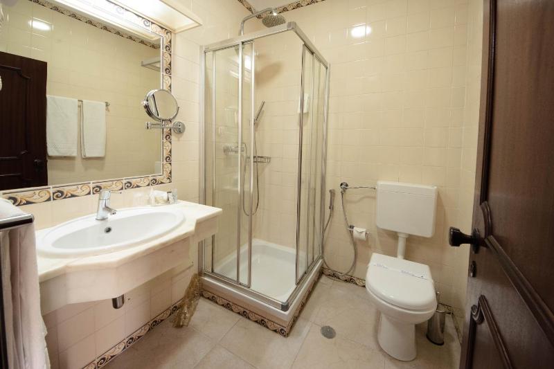 Double or Twin Room image 4