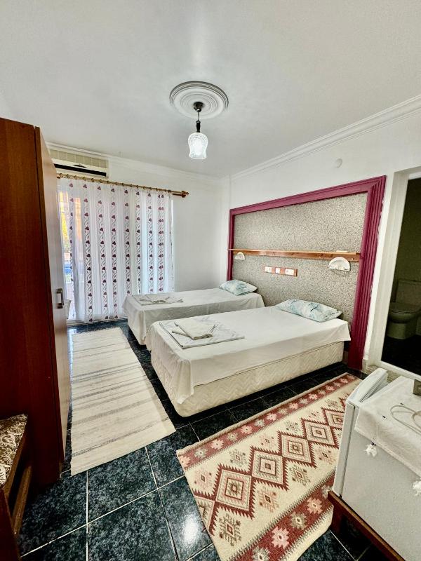 Standard Twin Room image 3