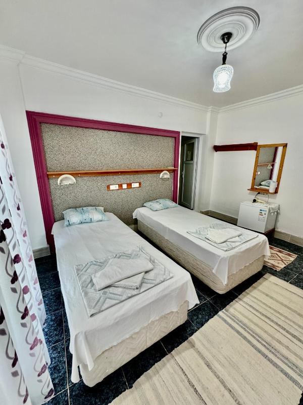 Standard Twin Room image 4