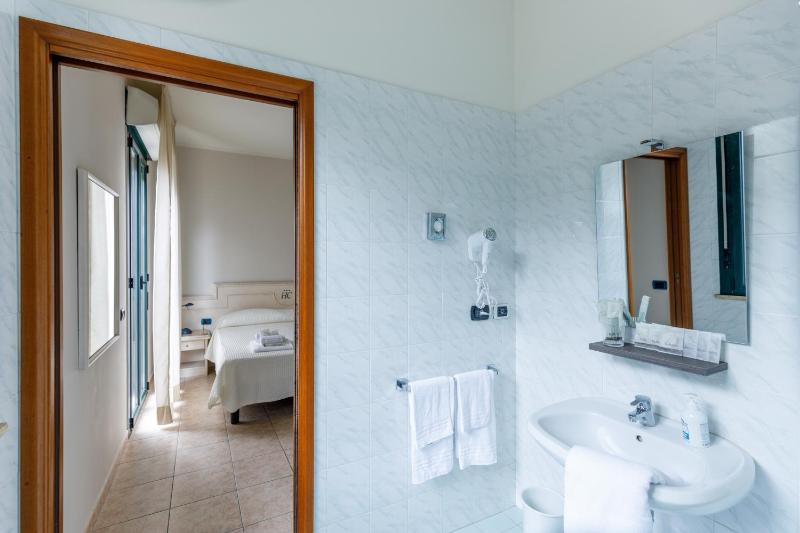 Double Room image 3