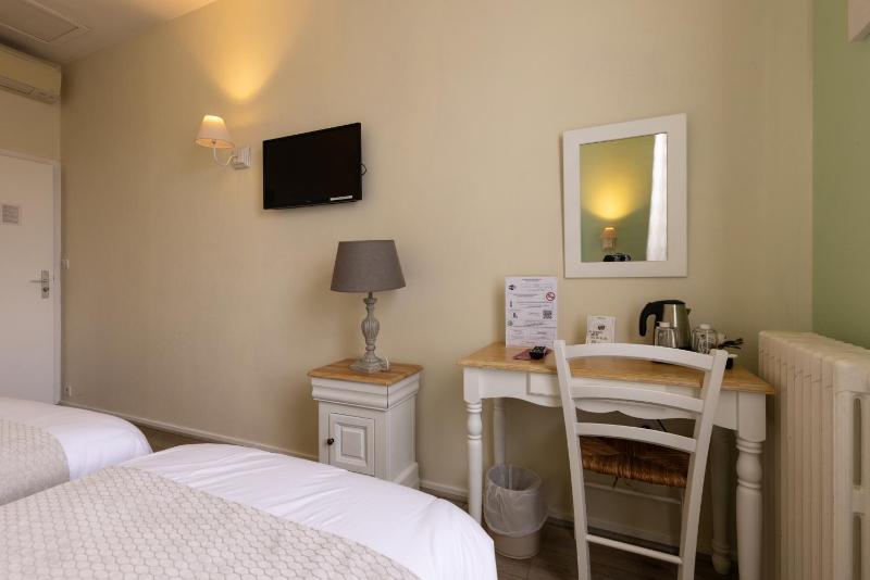 Standard Twin Room with Air Conditioning image 3