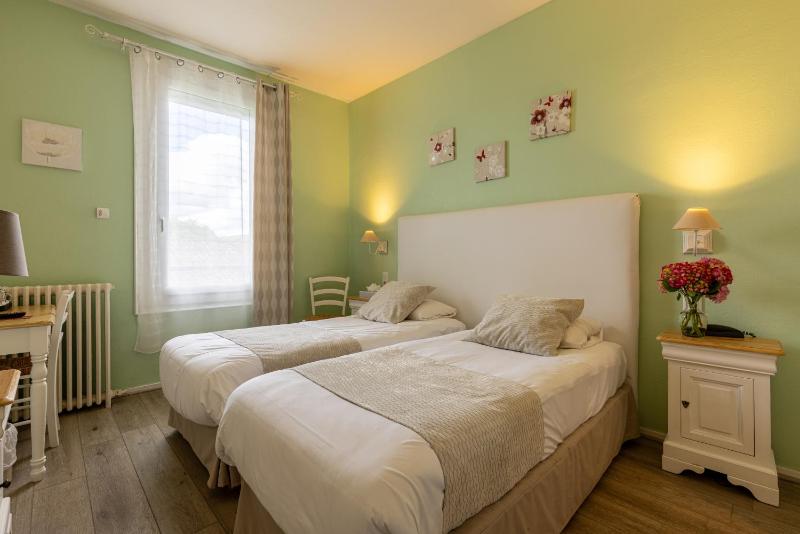 Standard Twin Room with Air Conditioning image 1