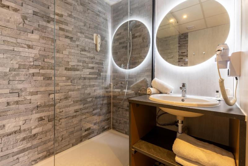 Standard Twin Room with Air Conditioning image 4