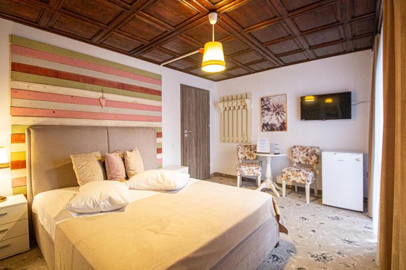 Double Room with Balcony image 3