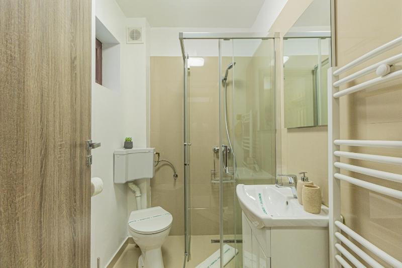 Deluxe Double Room with Balcony image 3