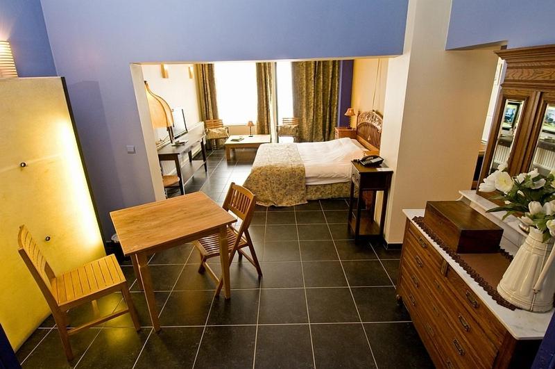 Large Suite image 3