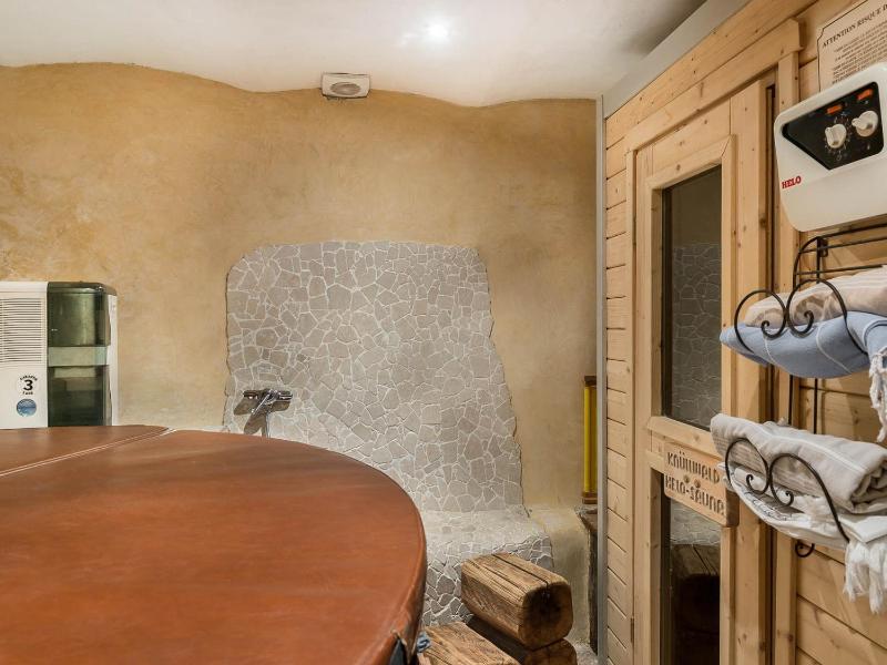 Chalet authentique avec jacuzzi sauna et parking pour 12 personnes - FR-1-566-8 - image 14