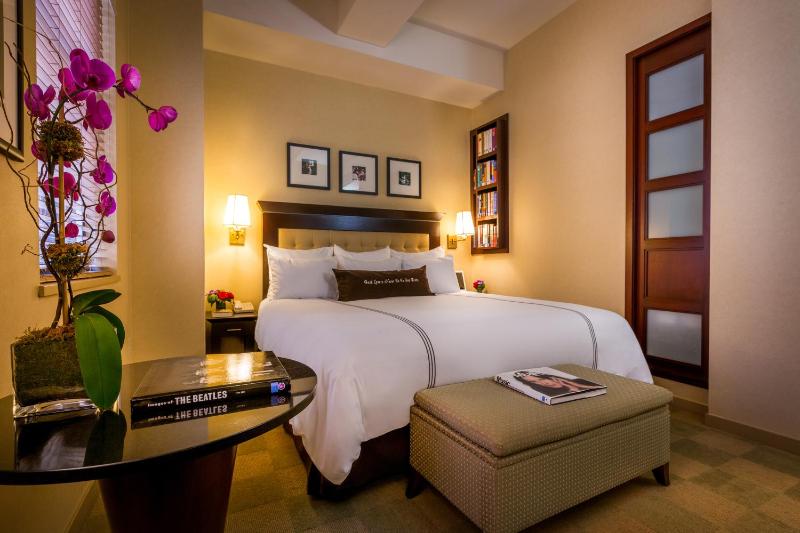 Deluxe Room with One King Bed image 2