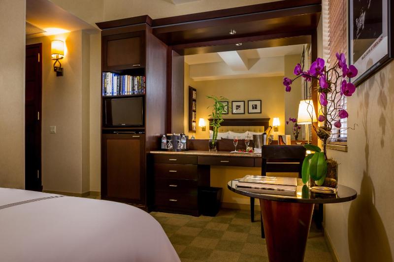 Deluxe Room with One King Bed image 4