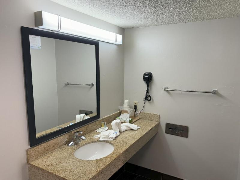 King Room - Disability Access/Non-Smoking image 3