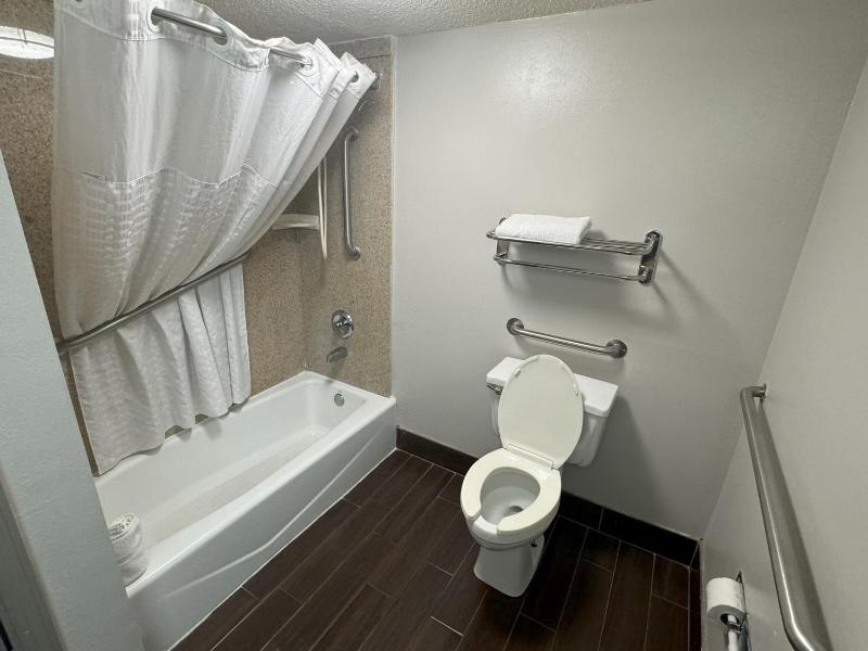 King Room - Disability Access/Non-Smoking image 2