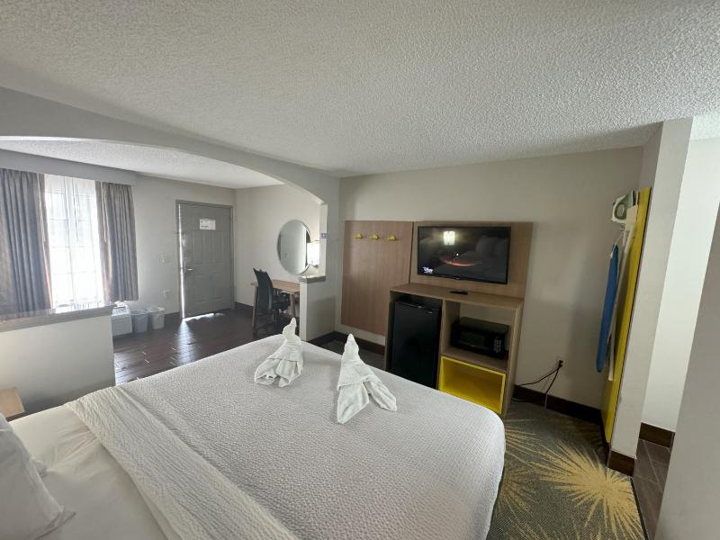King Room - Non-Smoking image 3