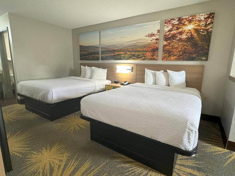 Queen Room with Two Queen Beds - Non-Smoking image 4