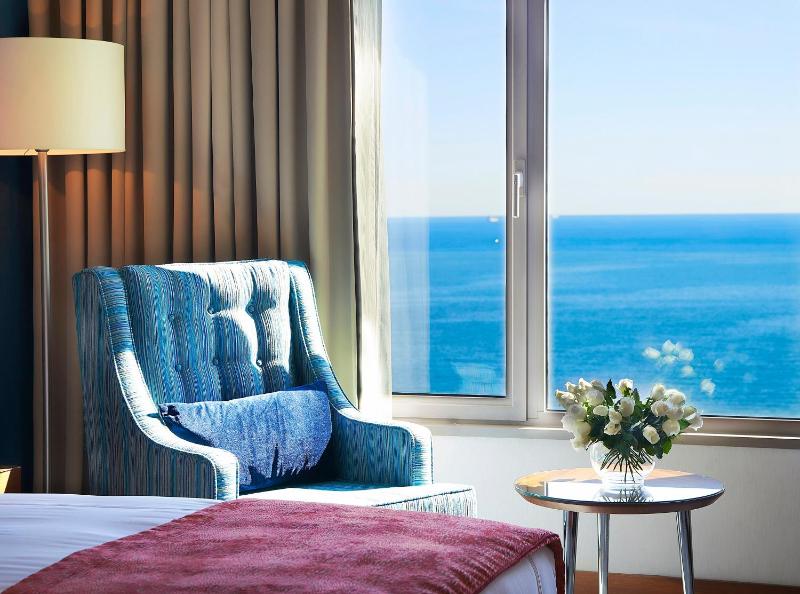 One-Bedroom Suite with Sea View image 3