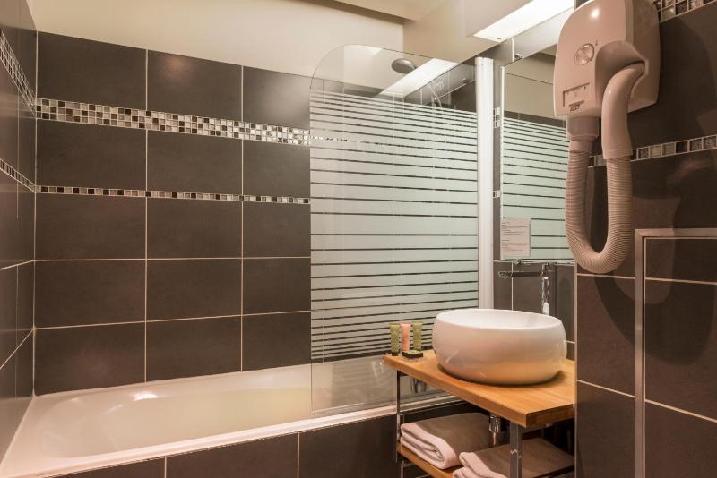 Classic Double Room image 3