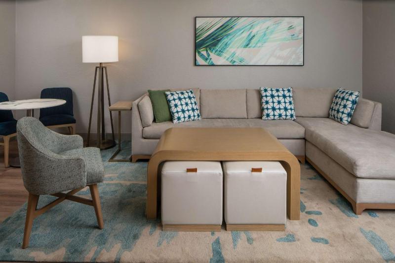 One-Bedroom King Suite with Sofa Bed image 3