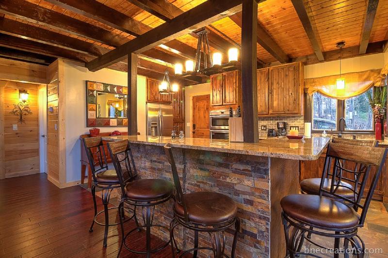 Bear Necessities, Luxury 5bd MTN VIEWS, hot tub, many bear sightings Images