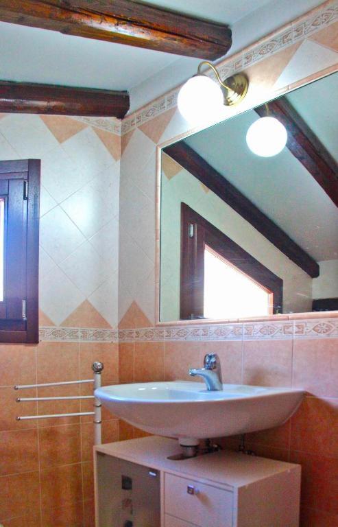 Double Room with Shared Bathroom image 3