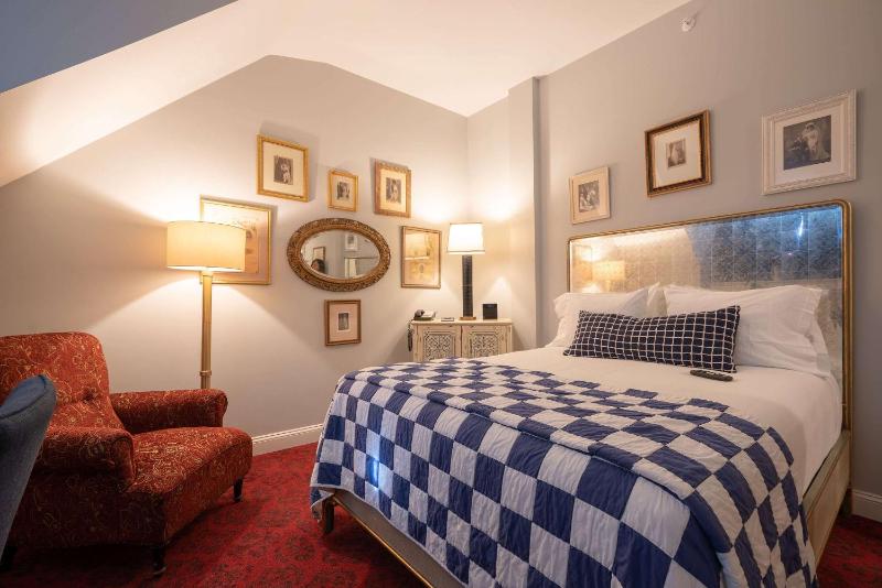 Standard Queen Room image 1