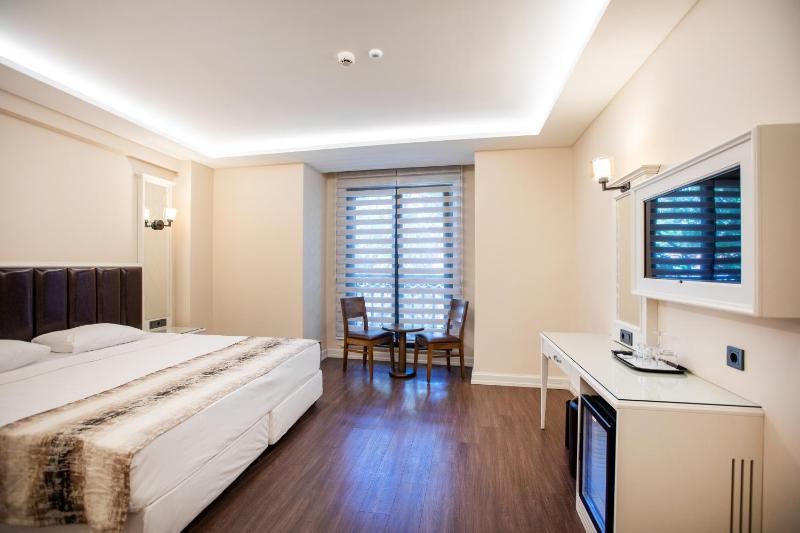 PRAG HOTEL - image 1