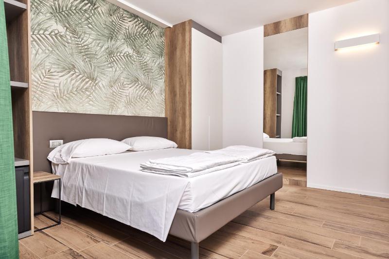 Deluxe Double or Twin Room with Spa Bath image 3