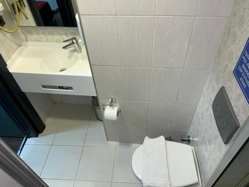 Standard Twin Room image 3