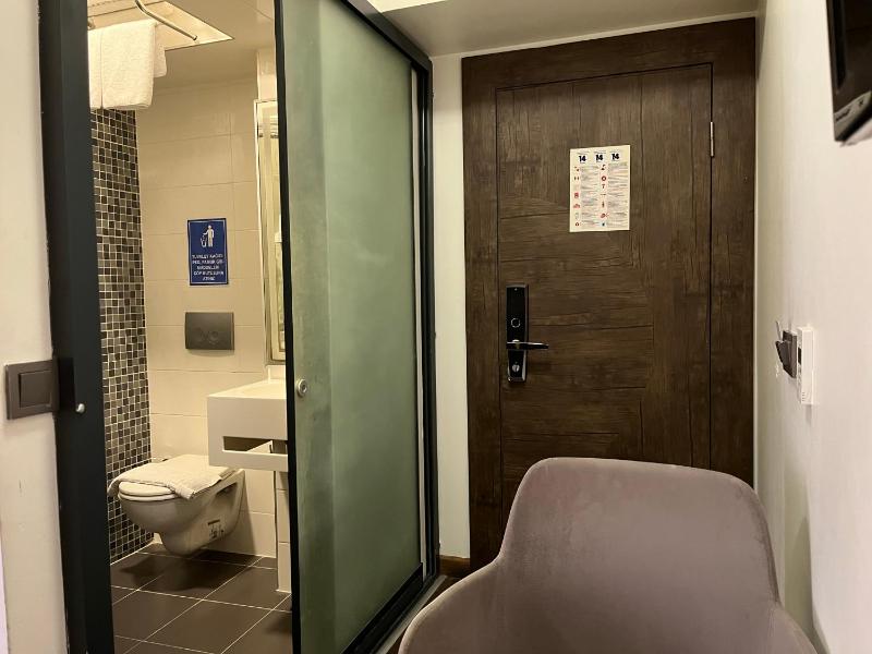 Small Double Room image 3