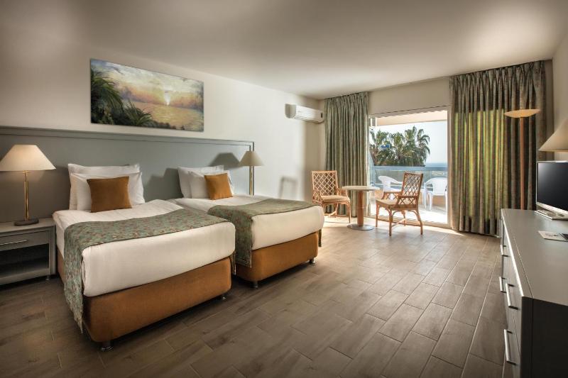 Double or Twin Room with Sea View image 4