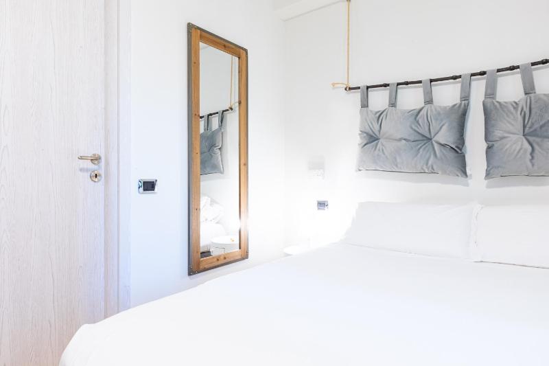 Standard Double Room image 4