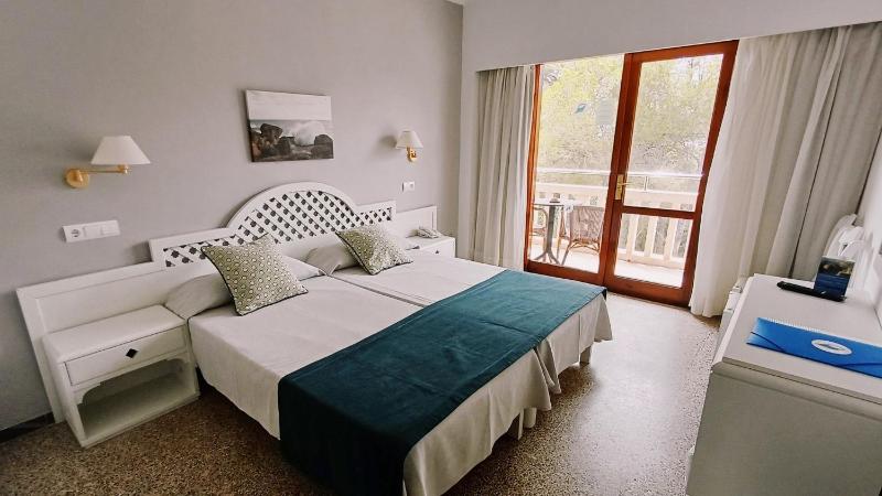 Double Room with Side Sea View (2 Adults + 1 Child) image 2
