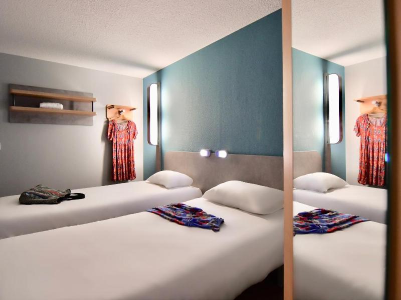 Twin Room image 4