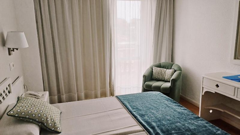 Superior Double Room with Sea View (2 Adults + 1 Child) image 4