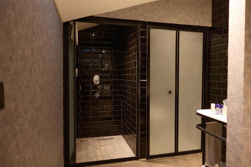 Suite with City View image 2