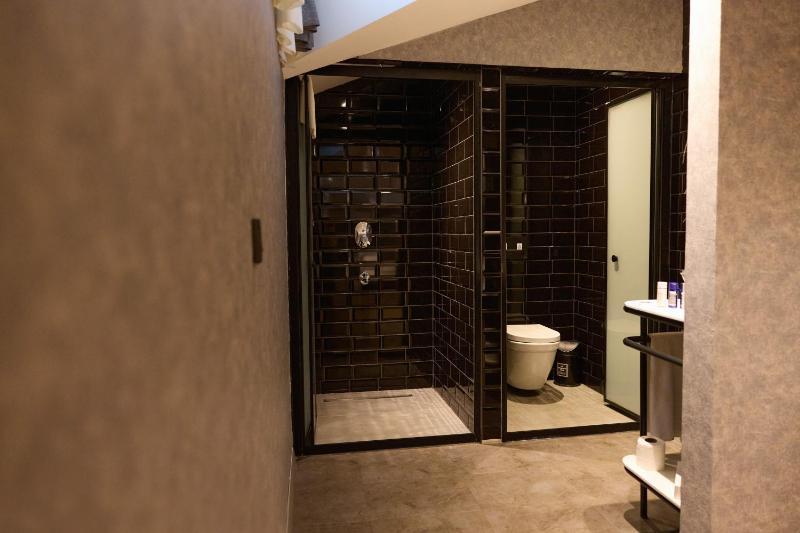 Suite with City View image 3