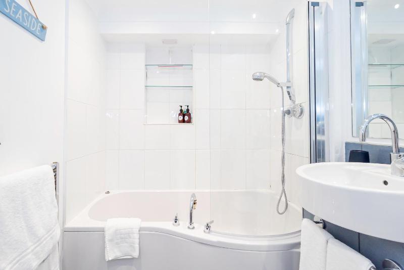 Air Maison - Bright and Breezy - 5 Min Walk to Seafront - image 21