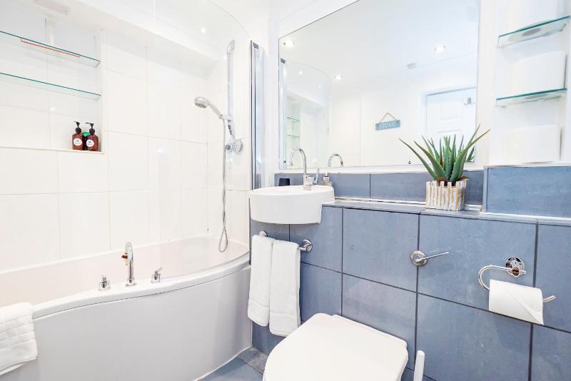 Air Maison - Bright and Breezy - 5 Min Walk to Seafront - image 13