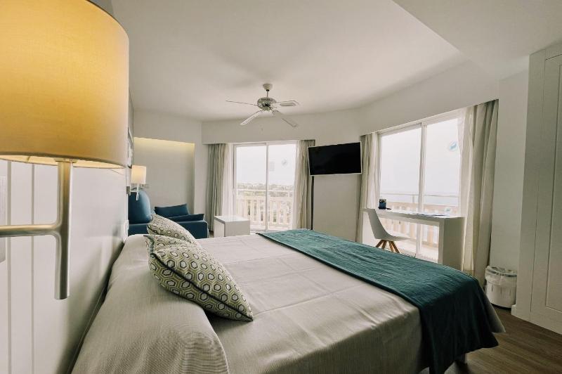 Junior Suite with Sea View (2 Adults + 1 Child) image 1