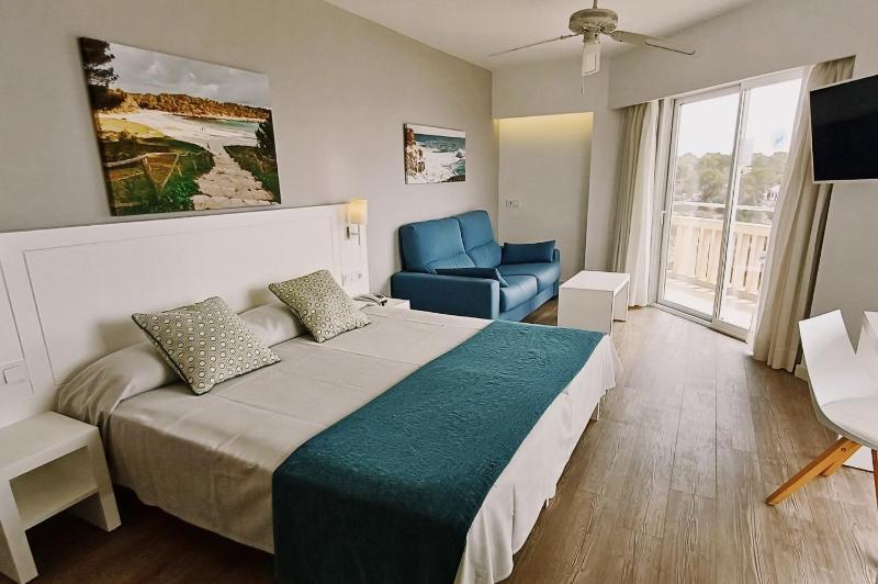 Junior Suite with Sea View (2 Adults + 1 Child) image 4