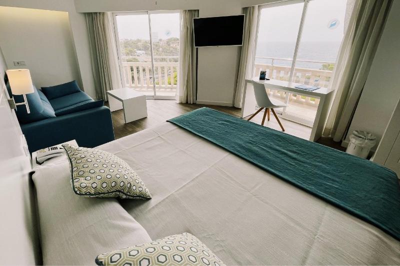 Junior Suite with Sea View (2 Adults + 1 Child) image 3