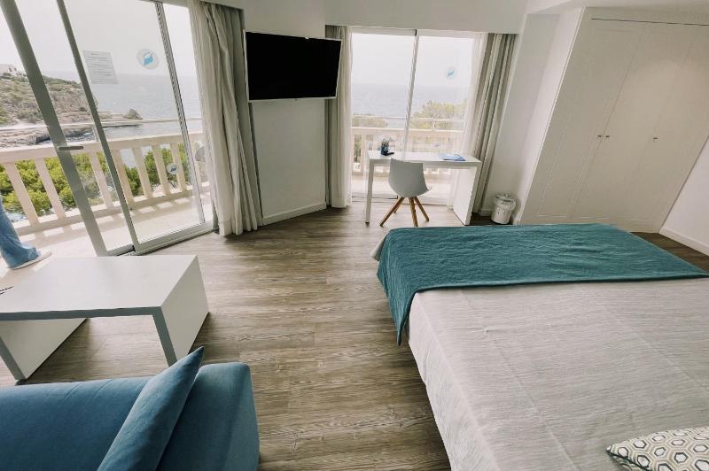 Junior Suite with Sea View (2 Adults + 1 Child) image 2