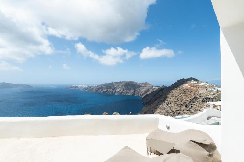 Executive Quadruple Room Caldera View with Outdoor Mini Plunge Pool image 1
